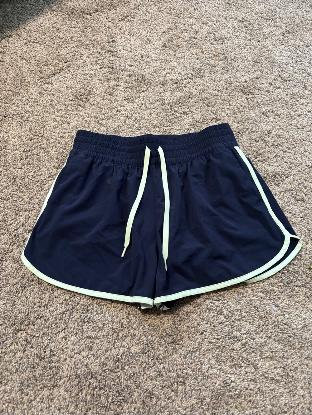 Athleta Weekender HR Shorts size small